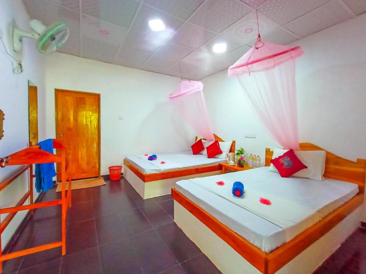 Sun Flower Homestay Sigirîya Extérieur photo