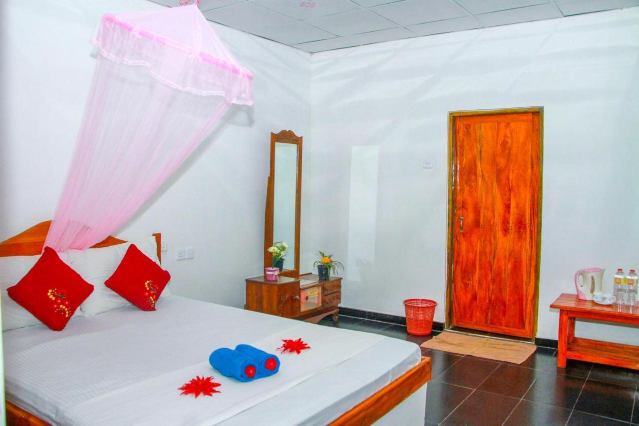 Sun Flower Homestay Sigirîya Extérieur photo
