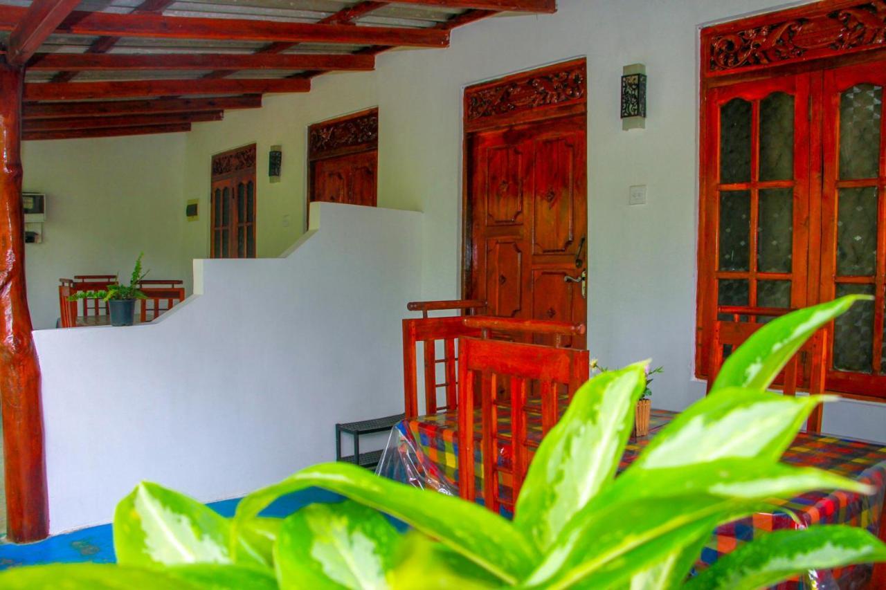 Sun Flower Homestay Sigirîya Extérieur photo