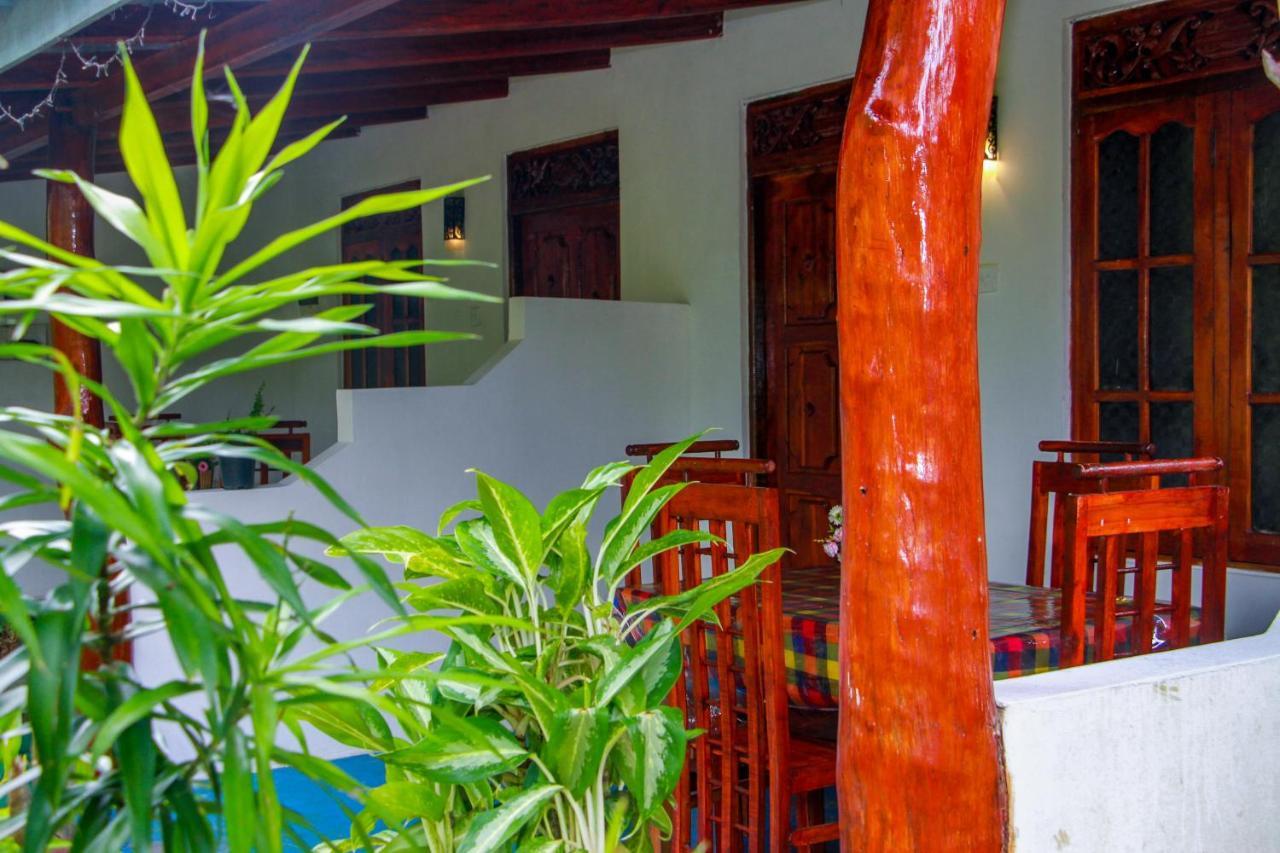 Sun Flower Homestay Sigirîya Extérieur photo