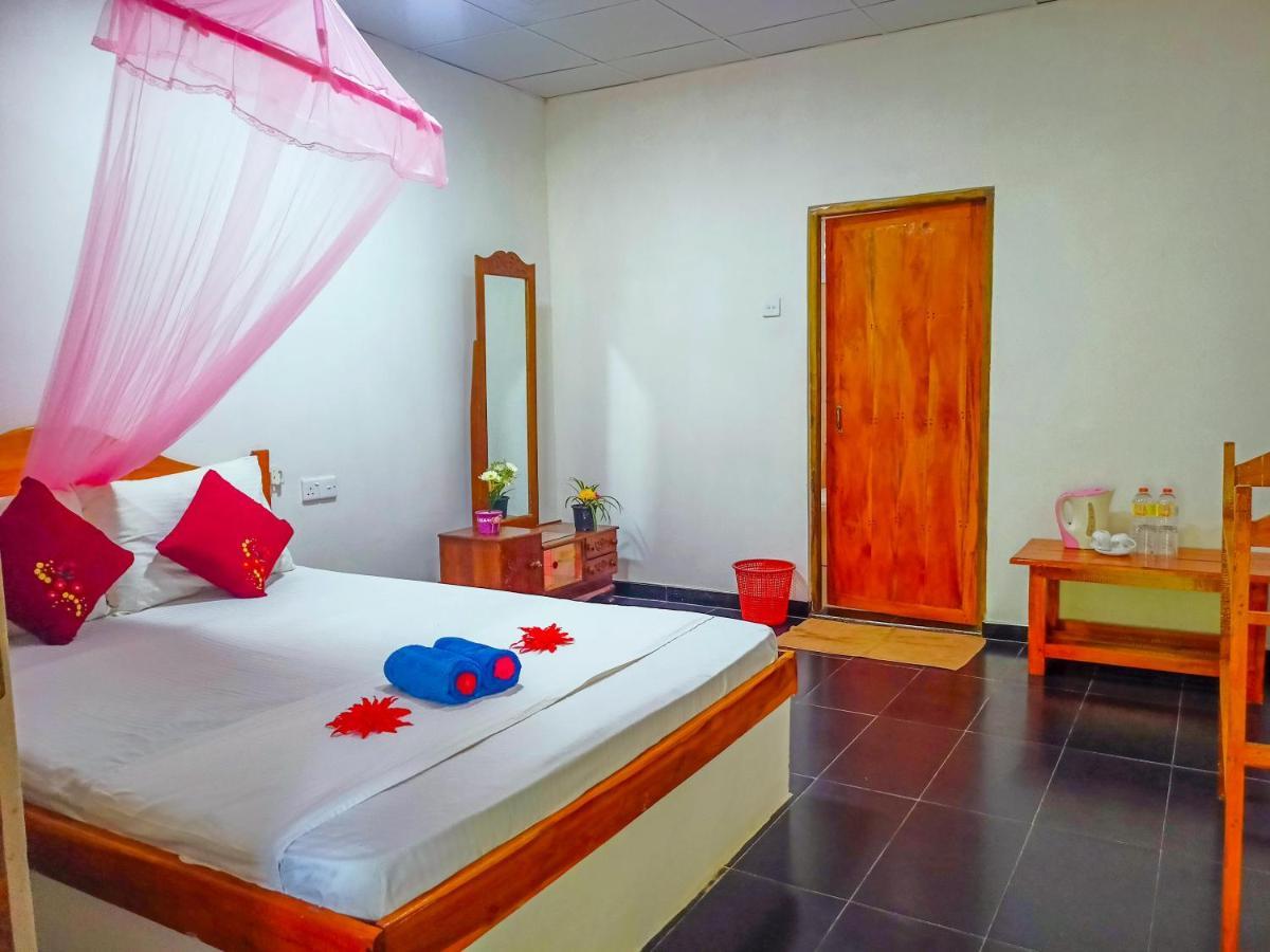 Sun Flower Homestay Sigirîya Extérieur photo