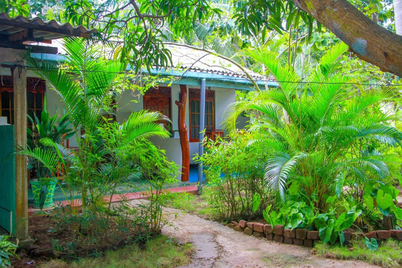 Sun Flower Homestay Sigirîya Extérieur photo